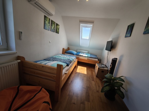 dvoulůžkový pokoj č. 6 patro (2x 90x210cm matrace)
