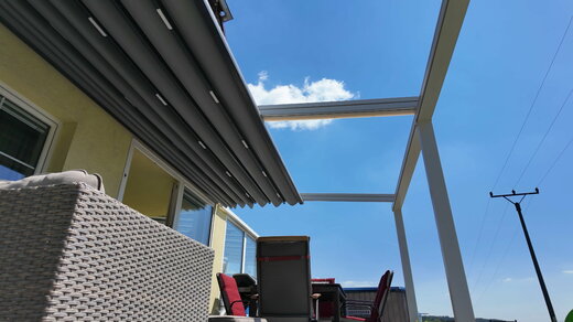 hliníková pergola se stahovací osvětlenou střechou